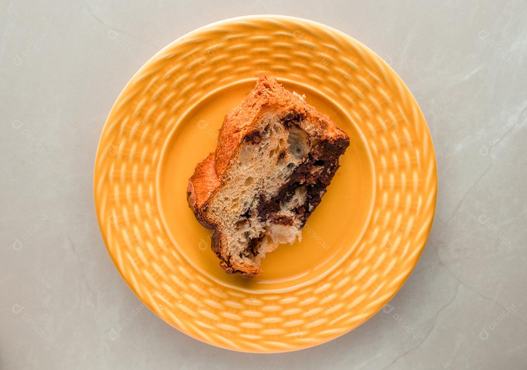 Panetone de Natal tradicional (Chocottone) na placa amarela