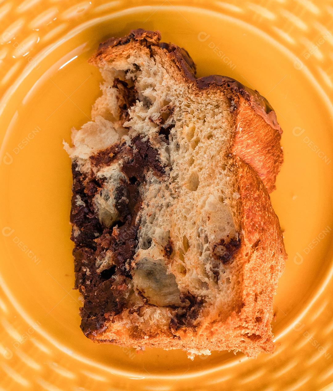 Panetone de Natal tradicional (Chocottone) na placa amarela