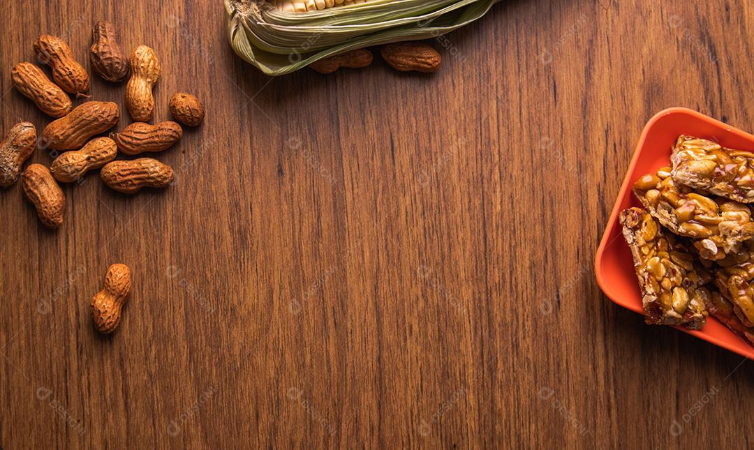 fundo de madeira com amendoins temática festa junina