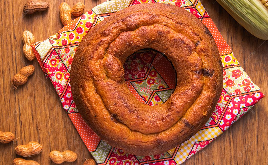 Bolo de Milho, típico da Festa Junina. Comida tradicional do Brasil, doce de Festa Junina. Arraial Fundo De Madeira Rústico.