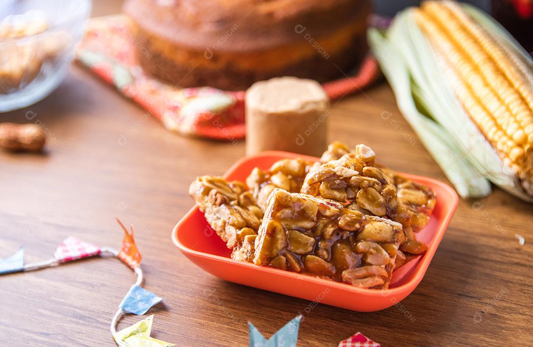Pe de moleque, doce de amendoim típico brasileiro sobre mesa de madeira.
