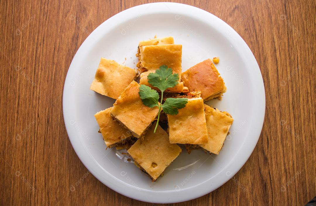 Tortas caseiras de frango em um prato