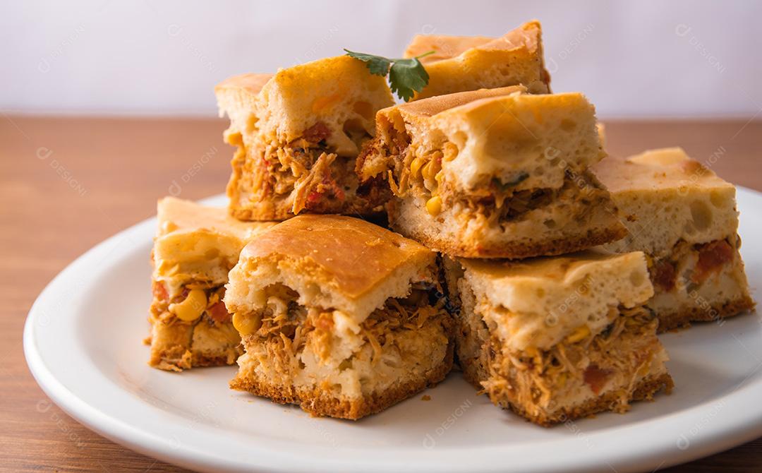 Tortas caseiras de frango em um prato