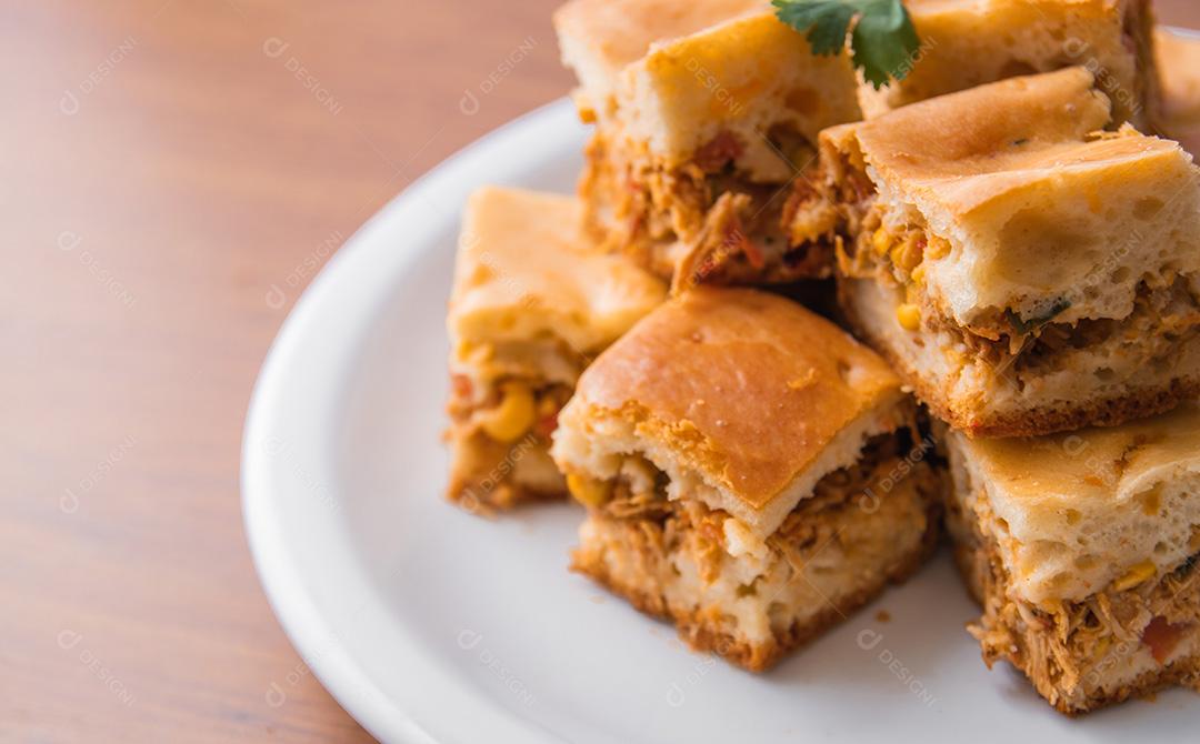Tortas caseiras de frango em um prato