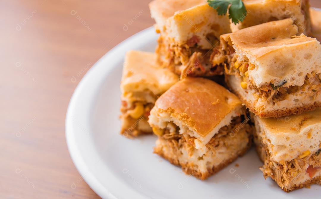 Tortas caseiras de frango em um prato