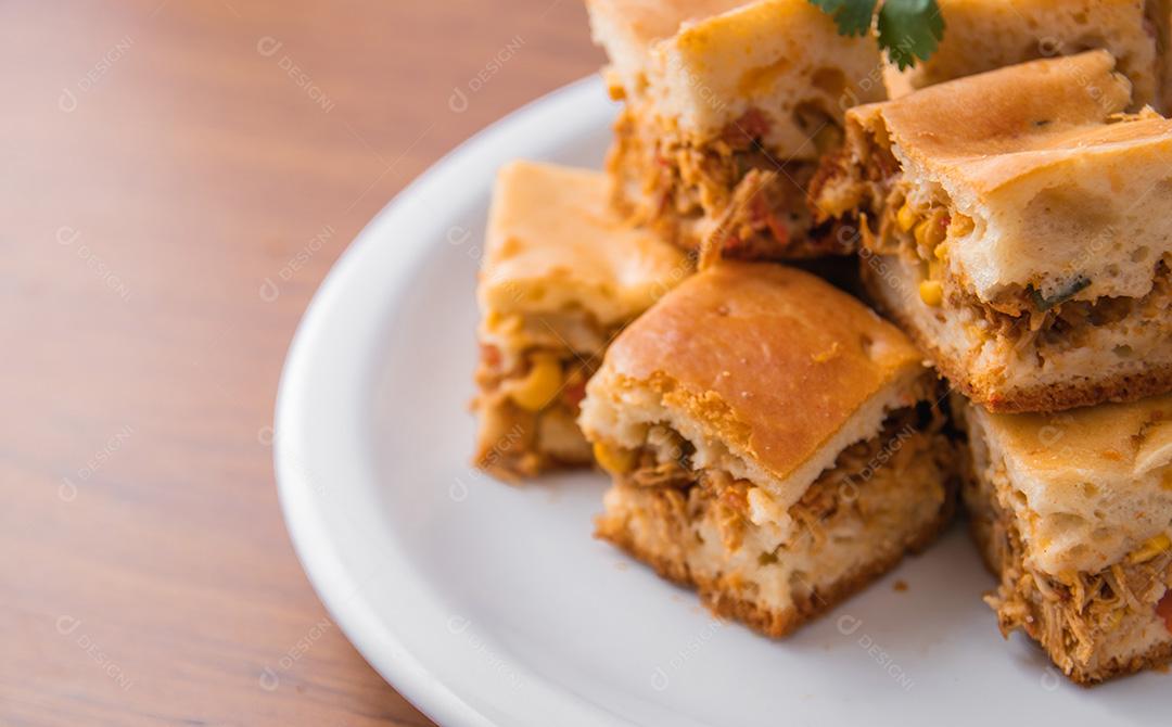 Tortas caseiras de frango em um prato