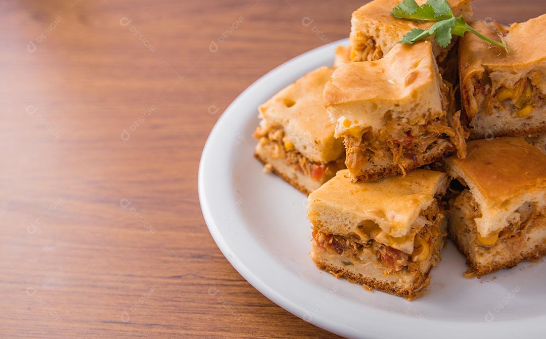 Tortas caseiras de frango em um prato