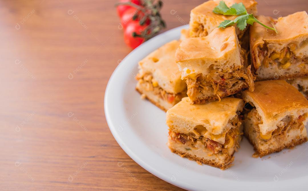 Tortas caseiras de frango em um prato