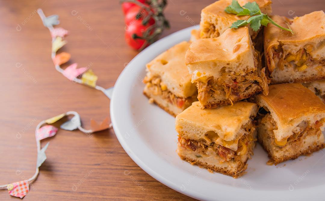 Tortas caseiras de frango em um prato