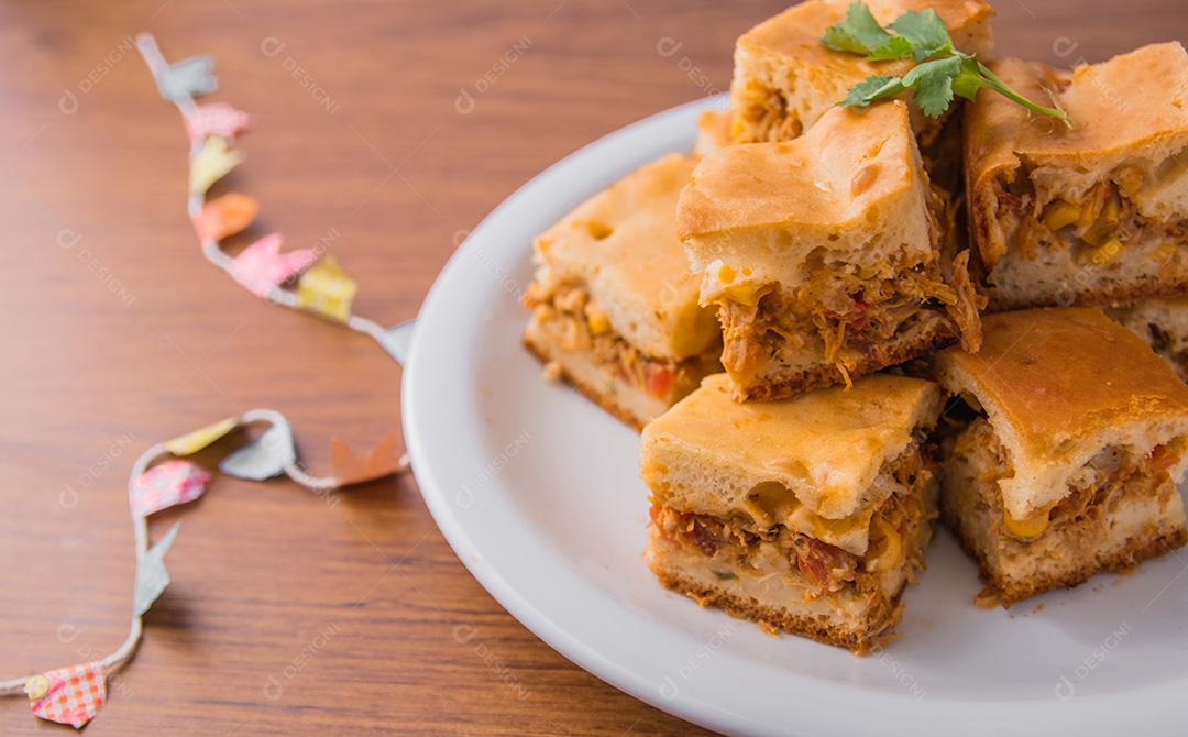 Tortas caseiras de frango em um prato