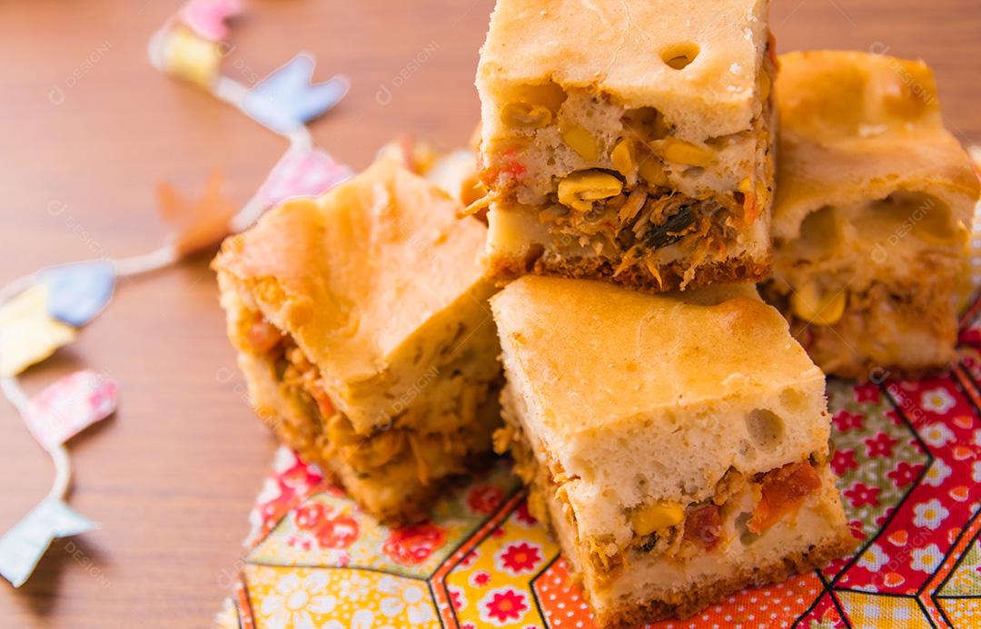 Tortas caseiras de frango em um prato fundo tematico festa junina junho