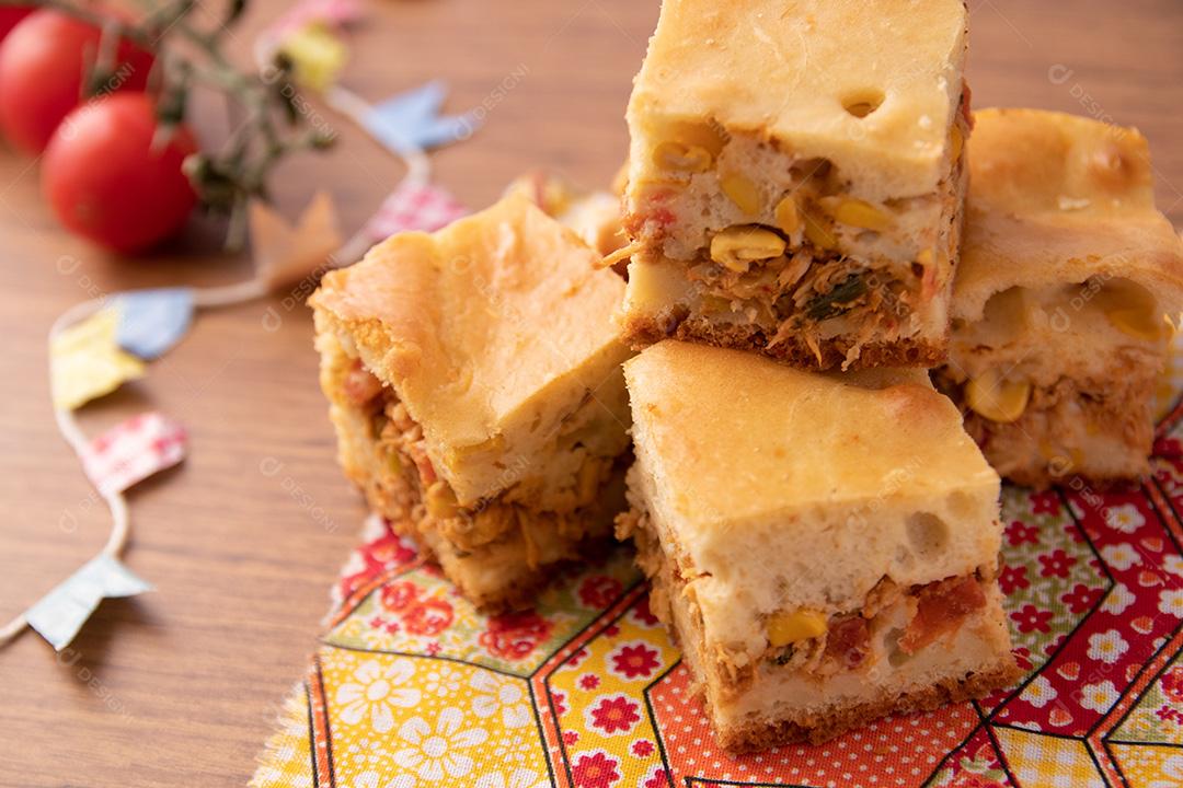 Tortas caseiras de frango em um prato fundo tematico festa junina junho