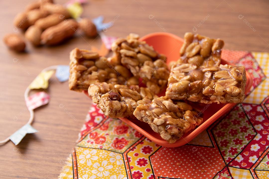 Pe de moleque, típico doce de amendoim brasileiro. Comida do festival de junho.