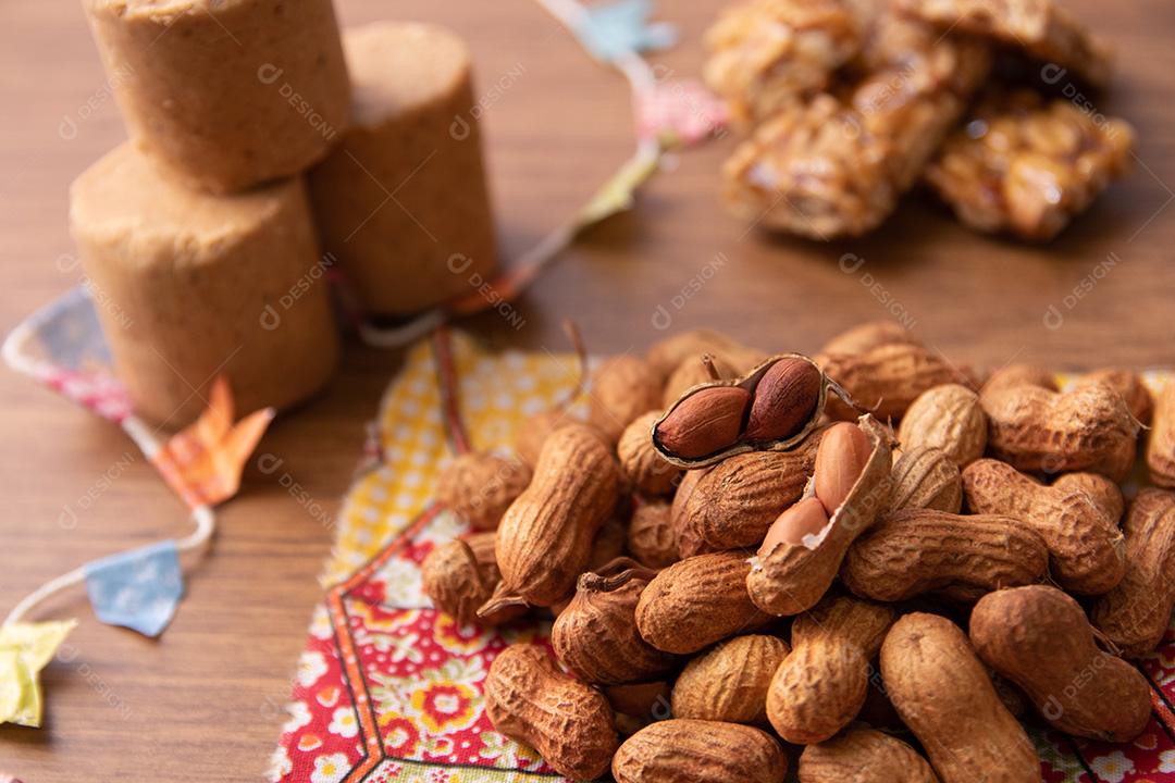 vagem de amendoim ou arachis. Típico no Festival da Festa Junina. Comida tradicional do Brasil, doce de Festa Junina. Arraial Fundo De Madeira Rústico.