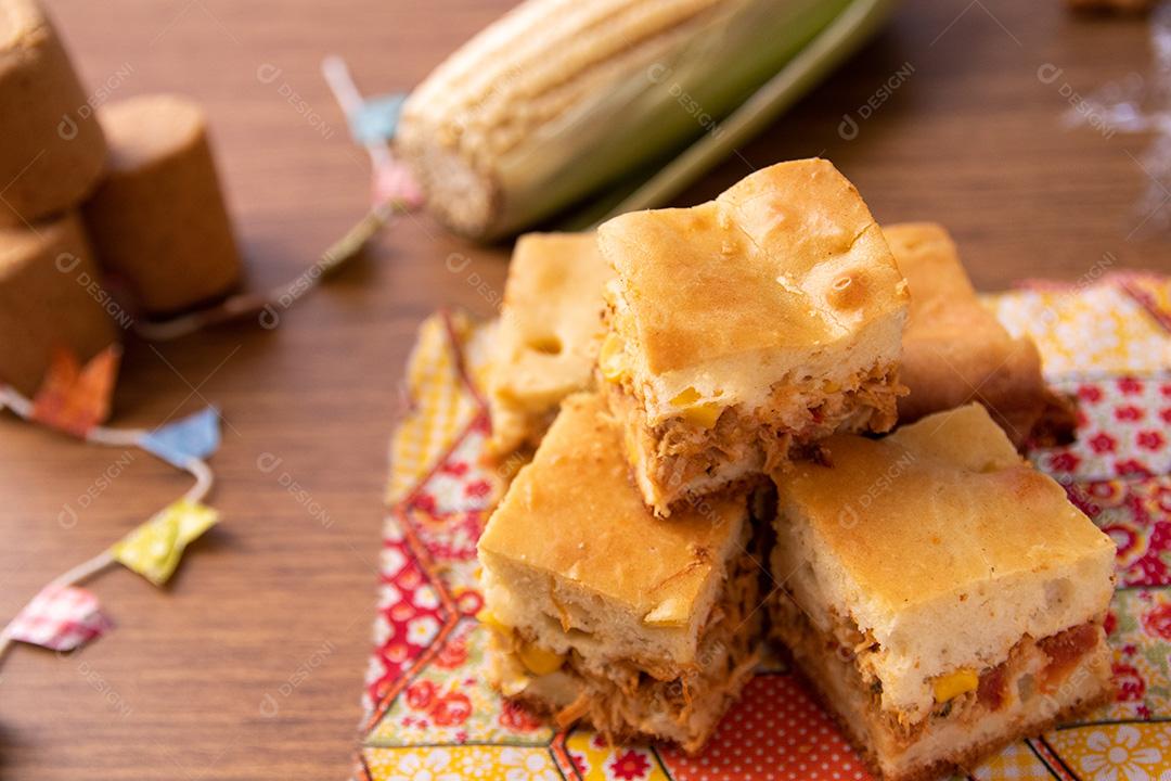 Tortas caseiras de frango em um prato fundo tematico festa junina junho
