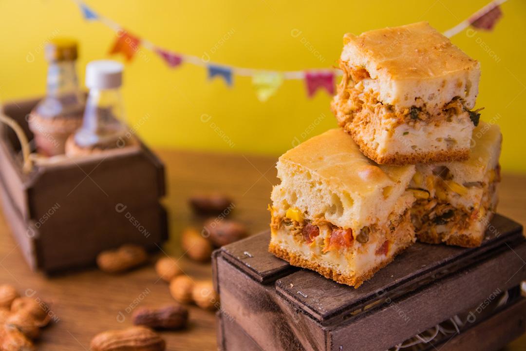 torta de frango com fundo de tema festa junina
