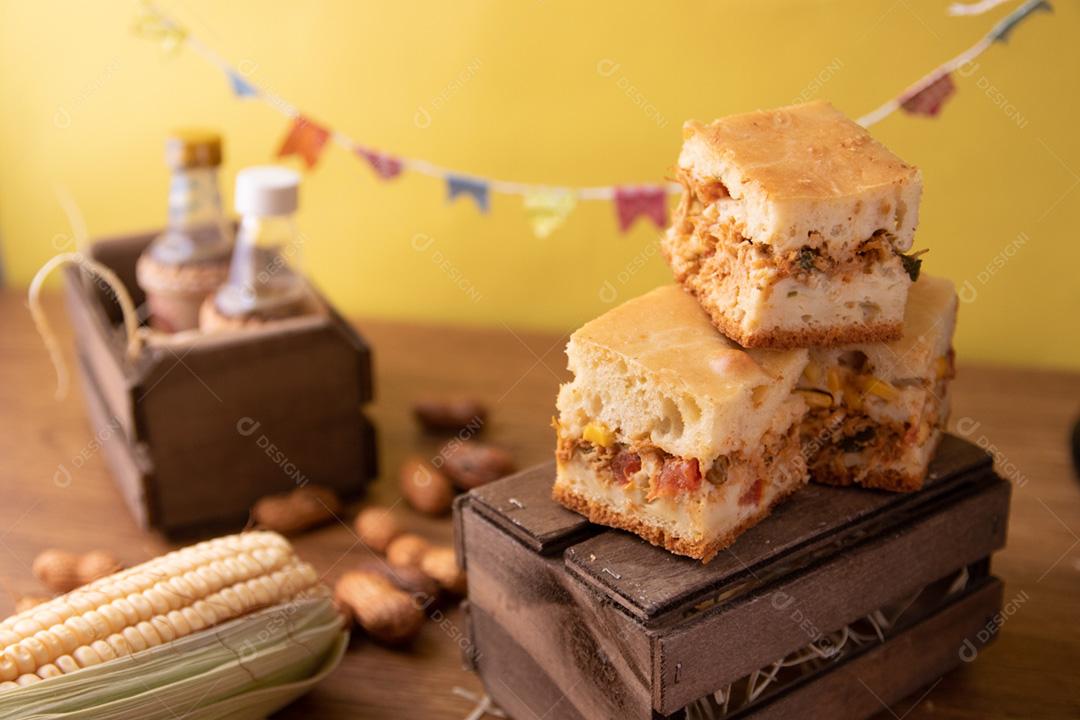 torta de frango com fundo de tema festa junina