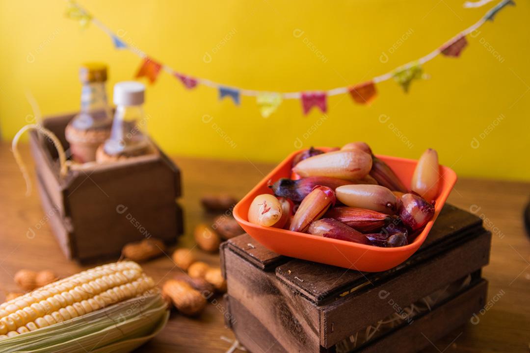 Pinhão, comida tradicional brasileira, semente da auraucária.