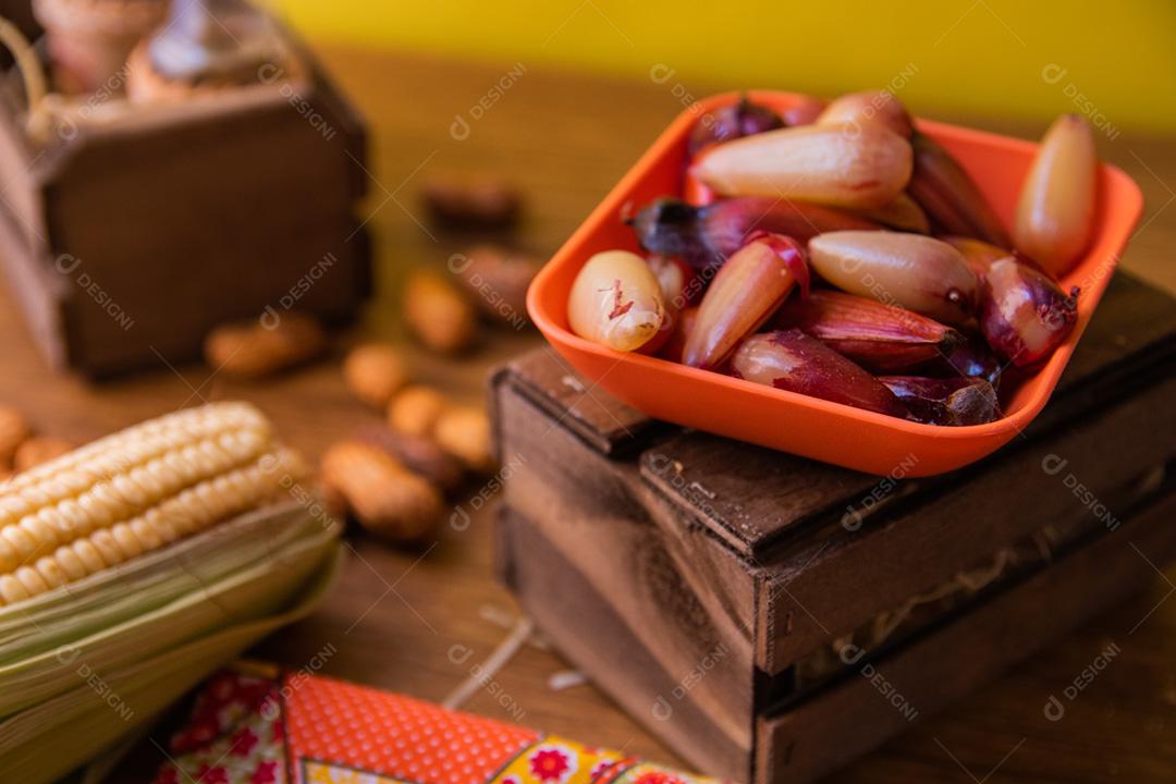 pinhâo com fundo no tema de festa junina