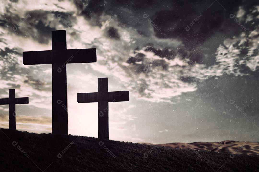Luz da noite sobre cruzes vazias desde o dia da crucificação de Jesus Cristo