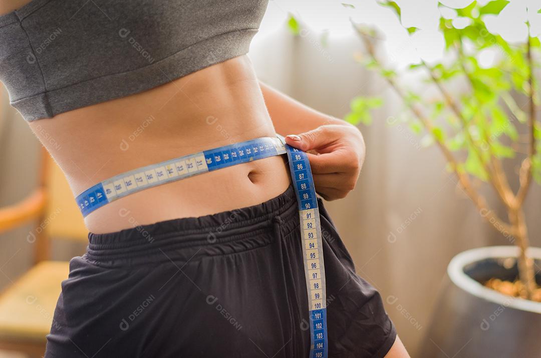 Feche acima do torso da mulher em forma após o treino. Mulher com músculos perfeitos do abdômen.