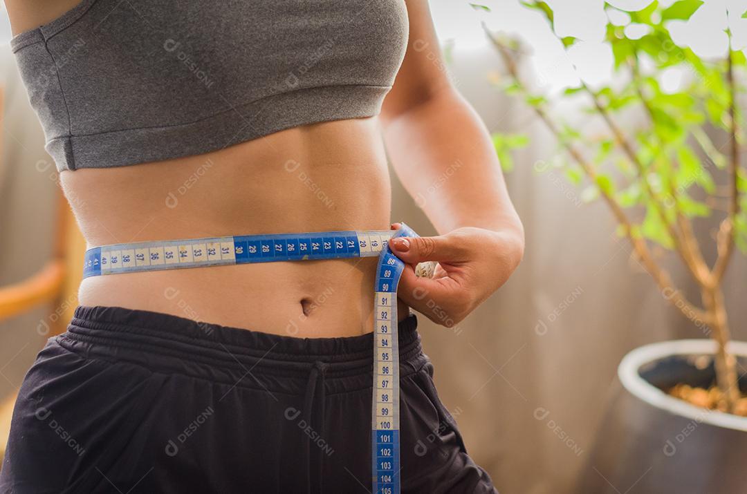Feche acima do torso da mulher em forma após o treino. Mulher com músculos perfeitos do abdômen.