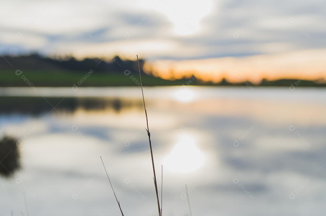 Paisagem da natureza, lago lindo no fim de tarde com fundo desfocado