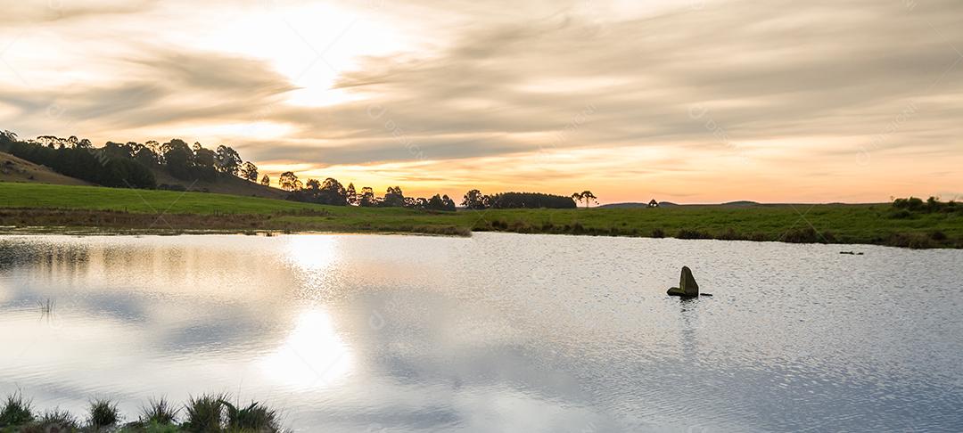 Bela paisagem do lago em um dia nebuloso