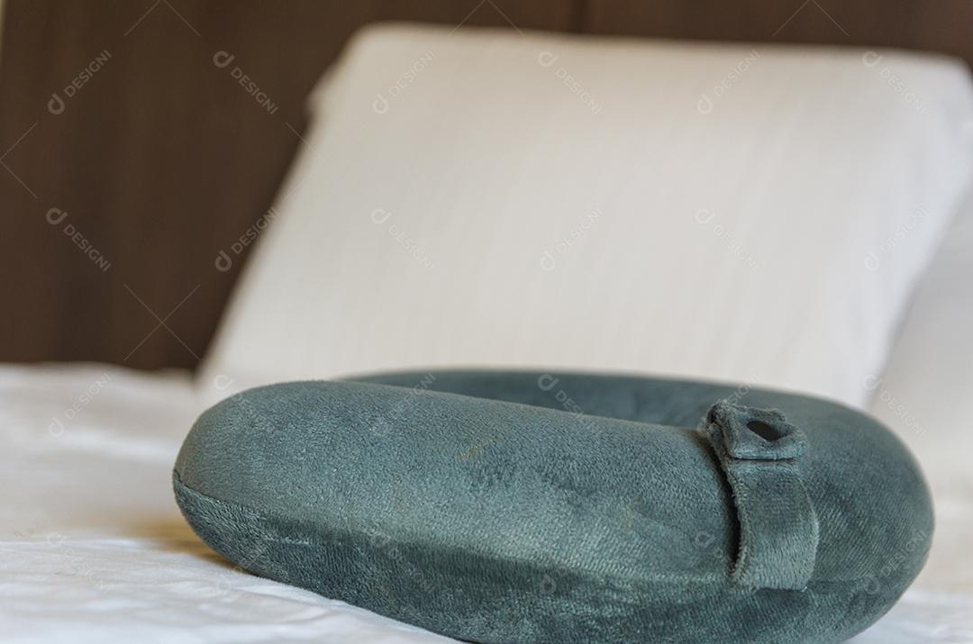 O grande conceito de conforto para viajar. Belo travesseiro de viagem.