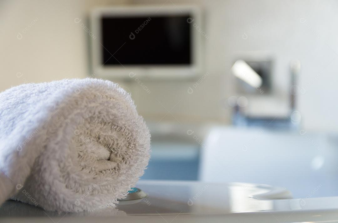 Toalha de banho na banheira. Relaxante banho.