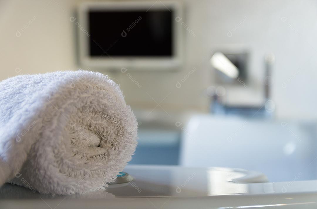 Toalha de banho na banheira. Relaxante banho.