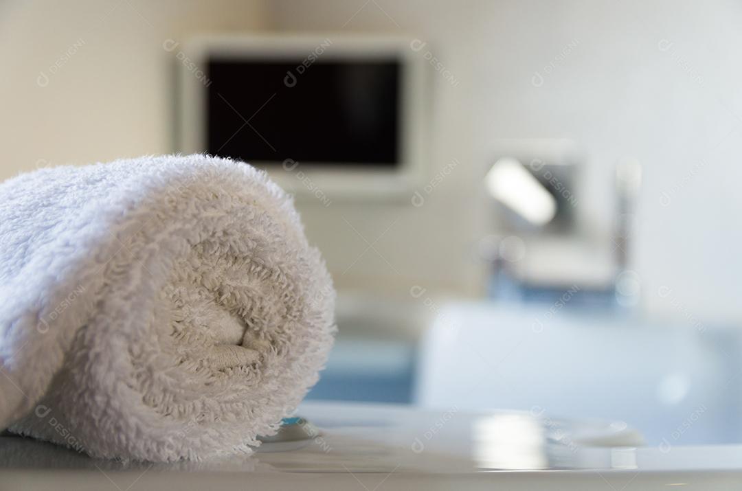 Toalha de banho na banheira. Relaxante banho.