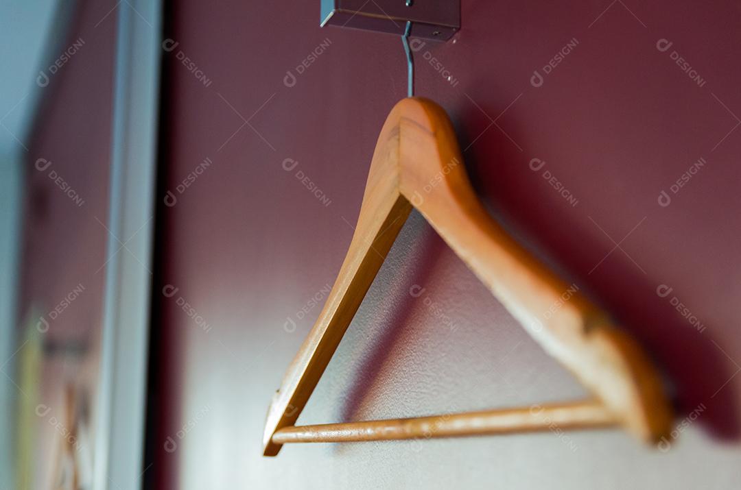 Roupas de madeira em fundo vermelho. O grande conceito de cabide design de armário.