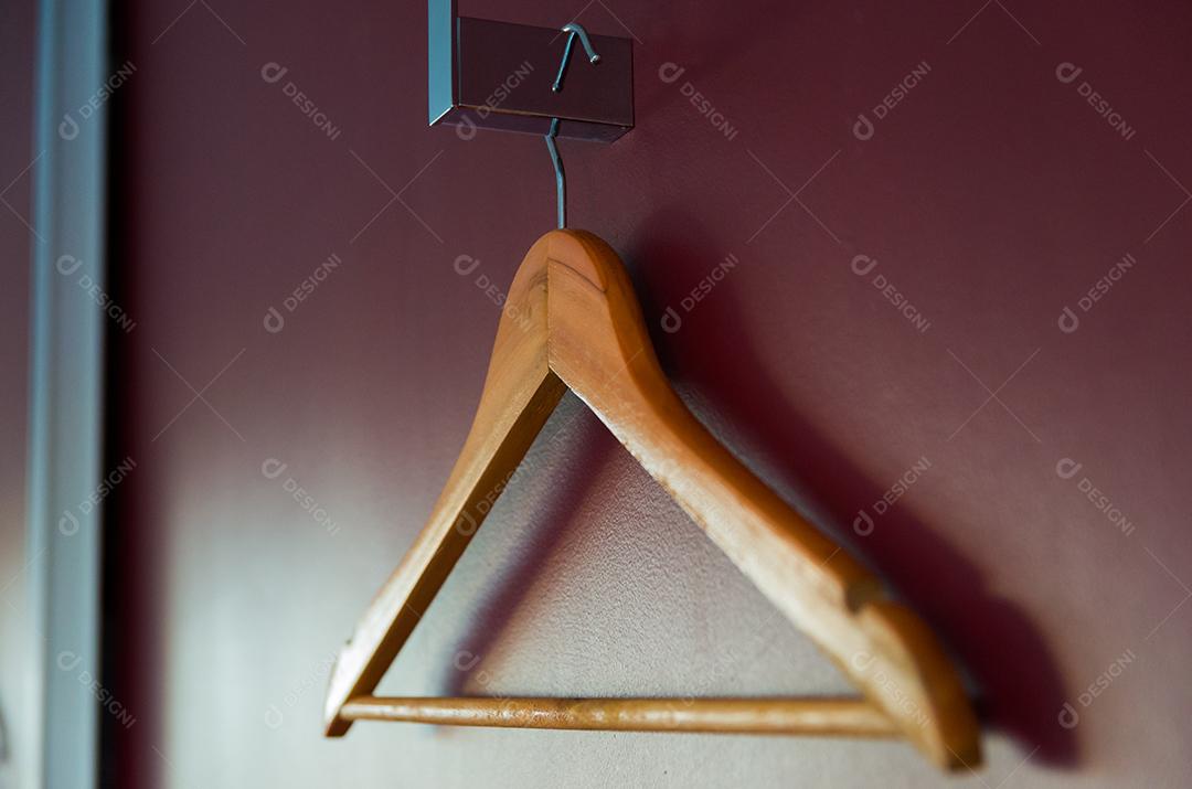 Roupas de madeira em fundo vermelho. O grande conceito cabide de design de armário.