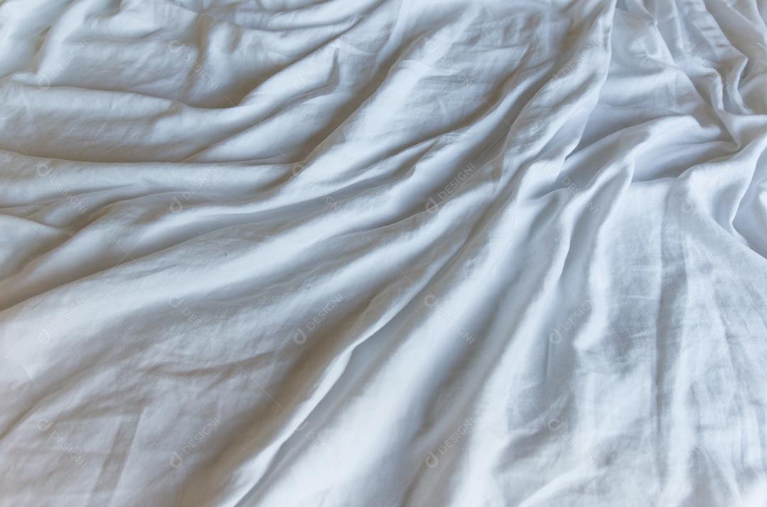 O grande conceito de roupa de cama desarrumada.