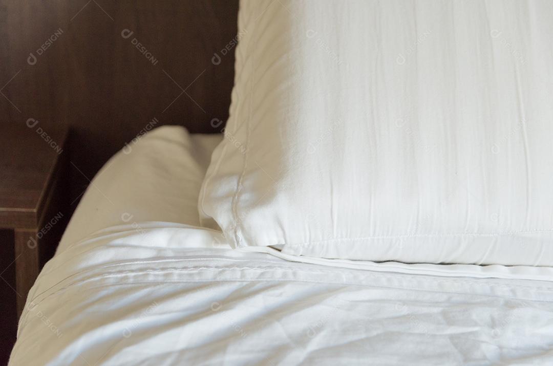 O grande conceito de conforto para viajar. Belo travesseiro de viagem.