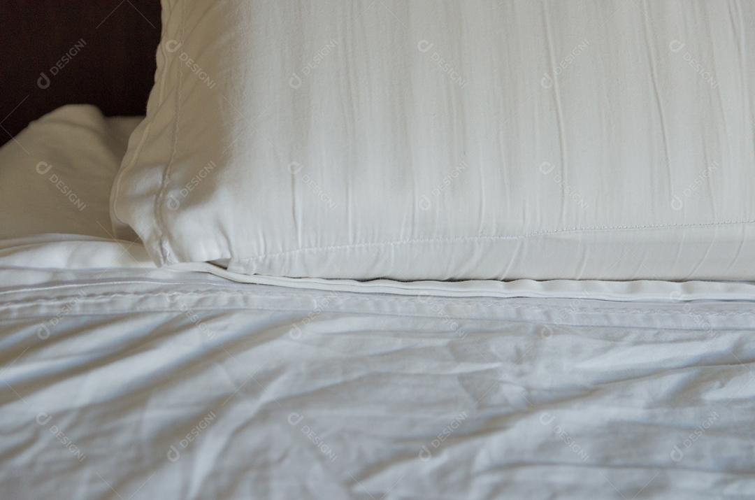 O grande conceito de conforto para viajar. Belo travesseiro de viagem.