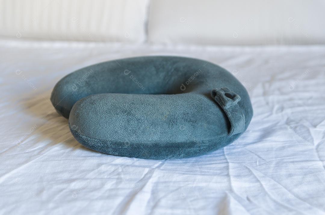 O grande conceito de conforto para viajar. Belo travesseiro de viagem.