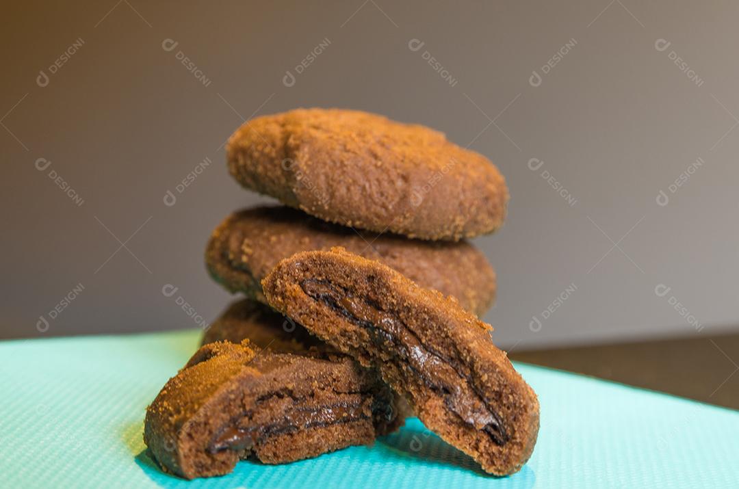Cookies, biscoito de chocolate sobre mesa de madeira.