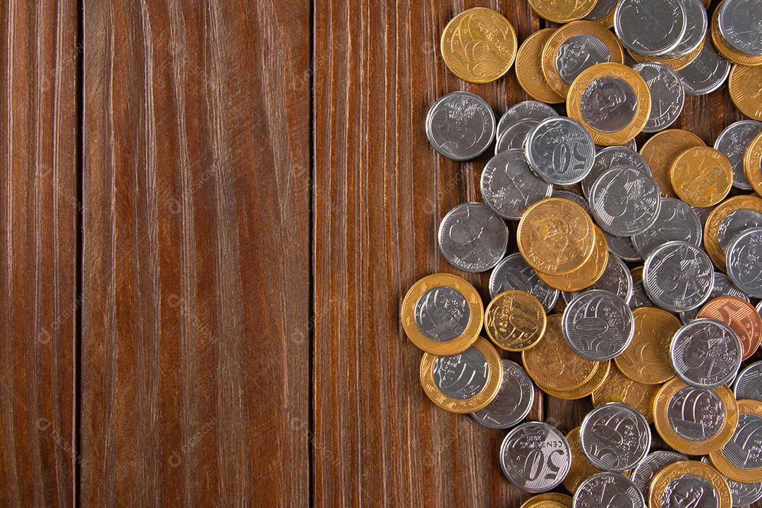 Moedas brasileiras. Várias moedas reais brasileiras. conceito de finanças