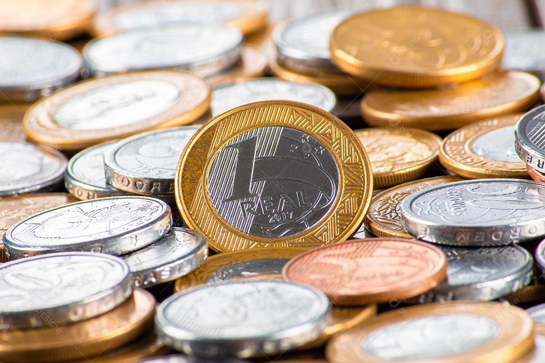 Moedas brasileiras. Várias moedas reais brasileiras. conceito de finanças