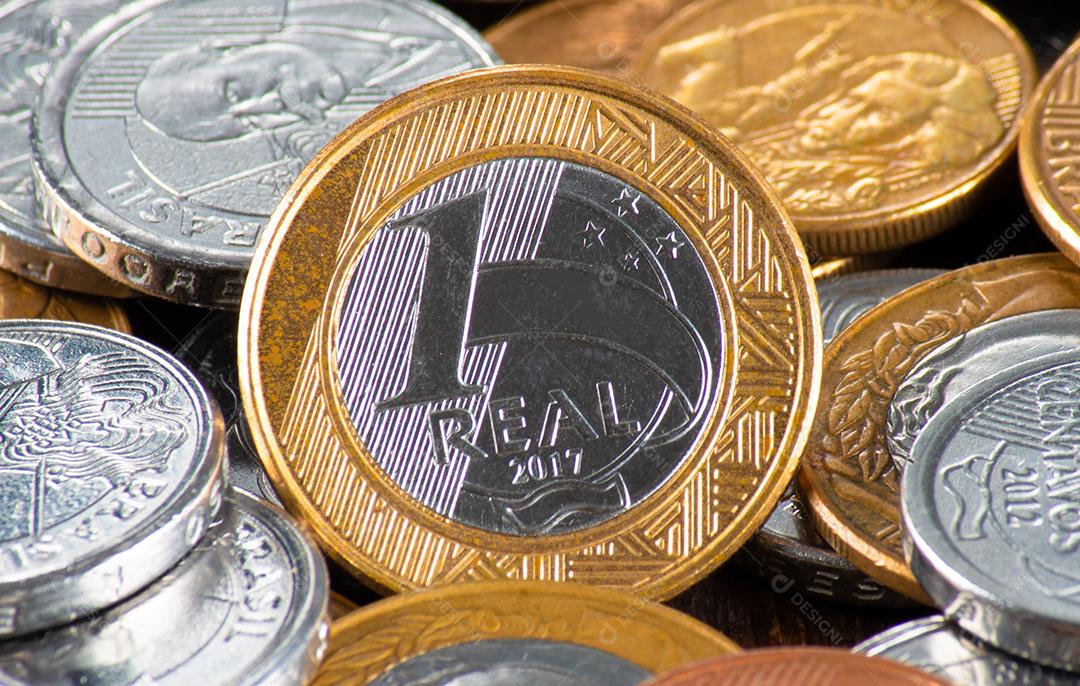 Moedas brasileiras. Várias moedas reais brasileiras. conceito de finanças