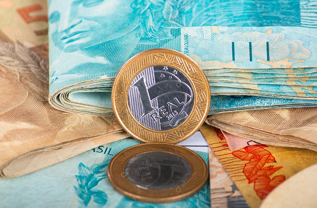 Conceito financeiro. Notas e moedas de dinheiro brasileiros. um real