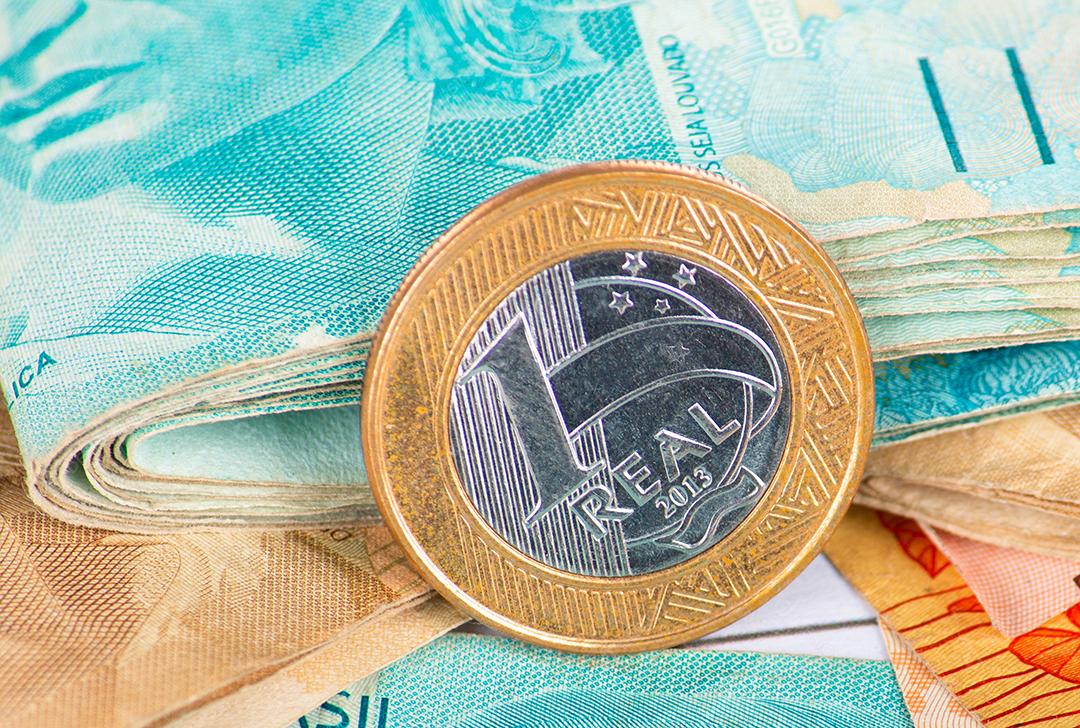 Conceito financeiro. Notas e moedas de dinheiro brasileiros. um real