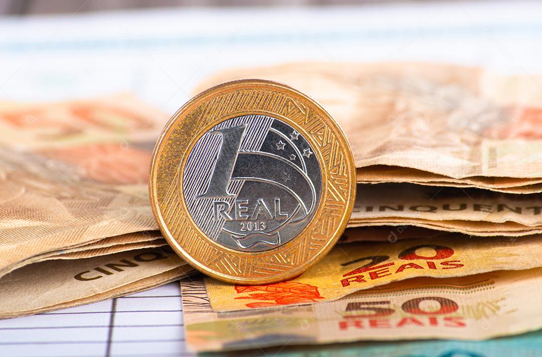 Conceito financeiro. Notas e moedas de dinheiro brasileiros. um real