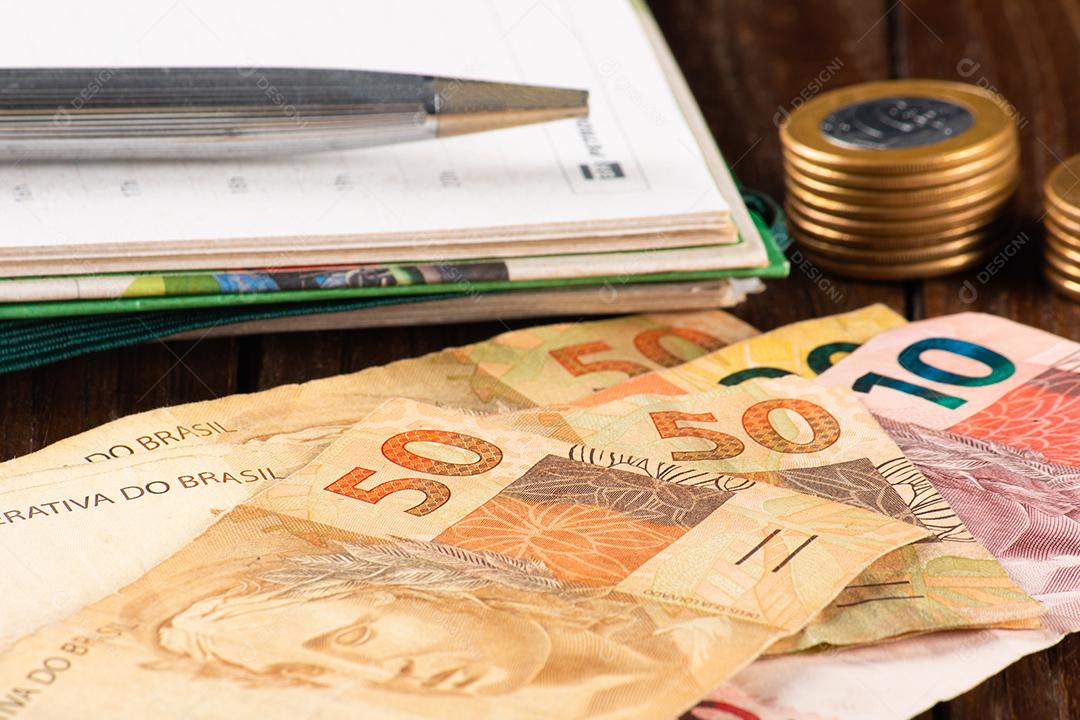 Conceito financeiro. Notas e moedas de dinheiro brasileiros