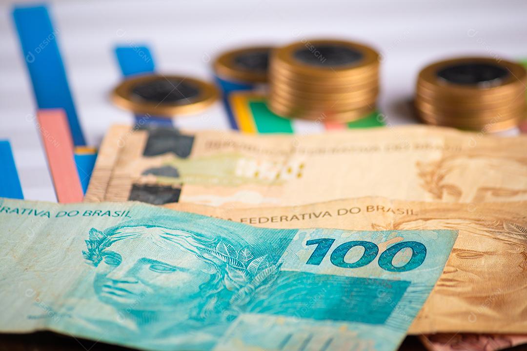 Conceito financeiro. Notas e moedas de dinheiro brasileiros.