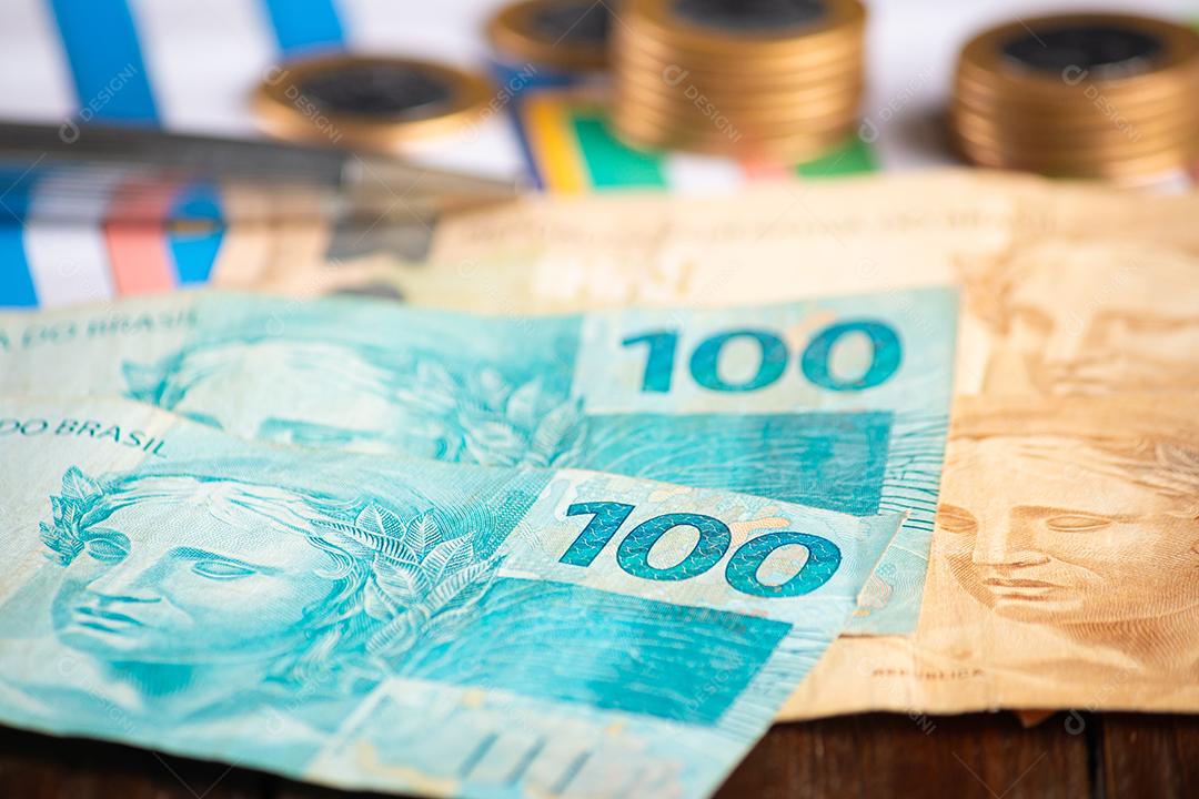 Conceito financeiro. Notas e moedas do dinheiro brasileiro