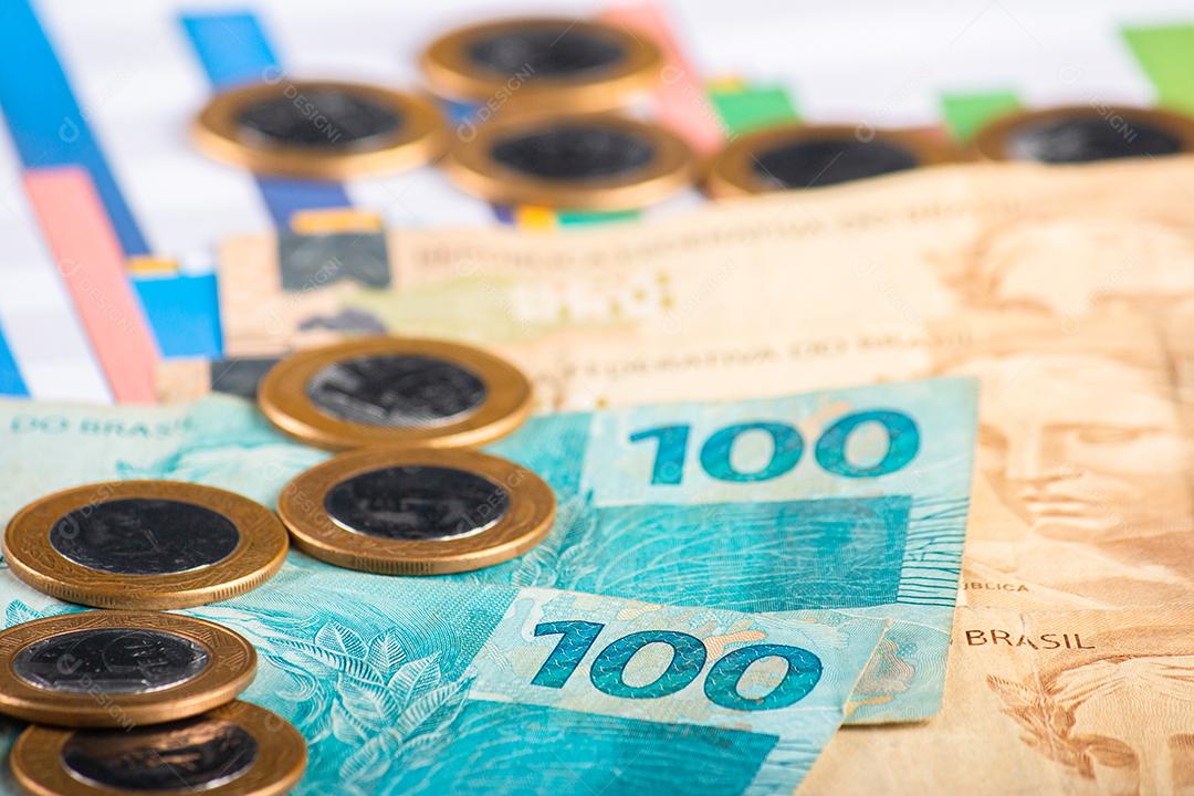Conceito financeiro. Notas e moedas de dinheiro brasileiros.