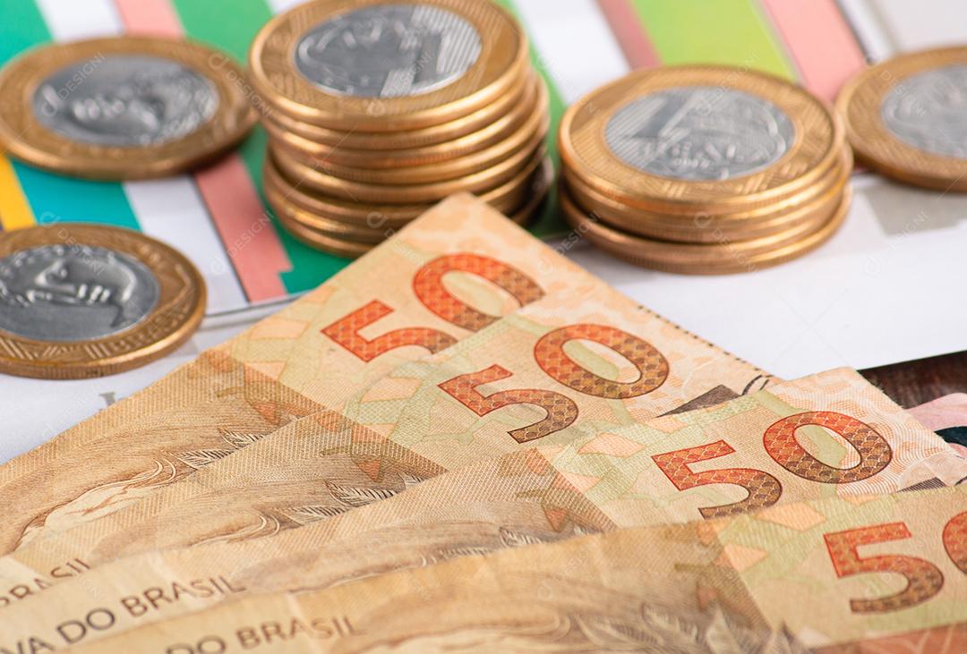 Conceito financeiro. Notas e moedas de dinheiro brasileiros.